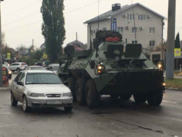 Авария БТР и легковушки собрала пробку в Воронеже Авария БТР и легковушки собрала пробку в Воронеже