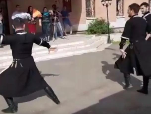 Зажигательные танцы устроили кавказцы у роддома в Воронеже Зажигательные танцы устроили кавказцы у роддома в Воронеже