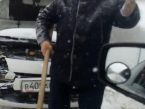 Нападение на оператора, снимавшего ДТП в Воронеже, попало на видео Нападение на оператора, снимавшего ДТП в Воронеже, попало на видео
