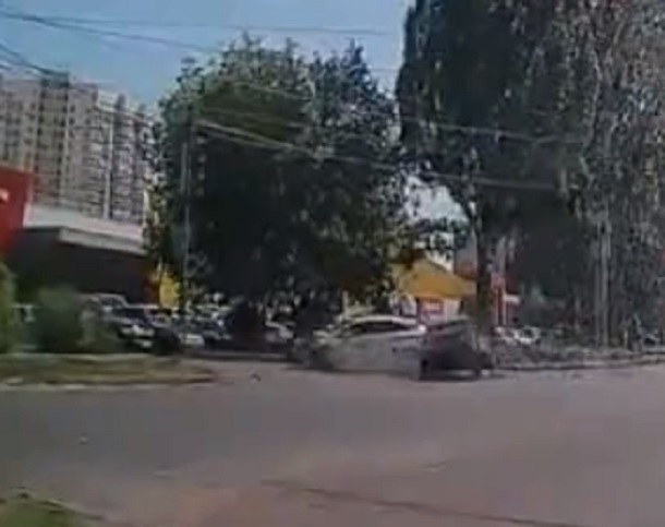 Момент убойного столкновения на перекрестке в Воронеже попал на видео Момент убойного столкновения на перекрестке в Воронеже попал на видео