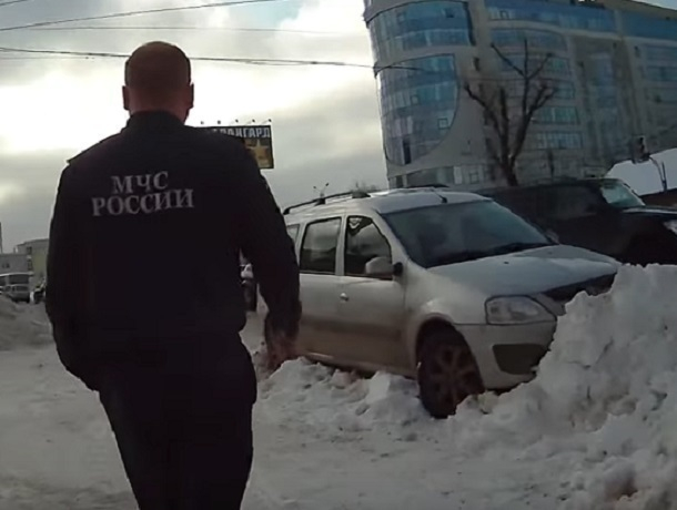 Воронежский автоактивист Шамардин обвинил спасателей в повреждении своей машины Воронежский автоактивист Шамардин обвинил спасателей в повреждении своей машины