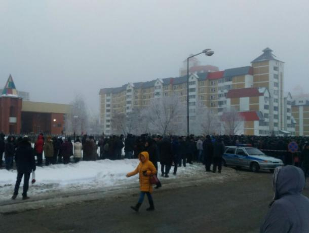 Сотни воронежцев пришли проститься с погибшим в Сирии летчиком Сотни воронежцев пришли проститься с погибшим в Сирии летчиком
