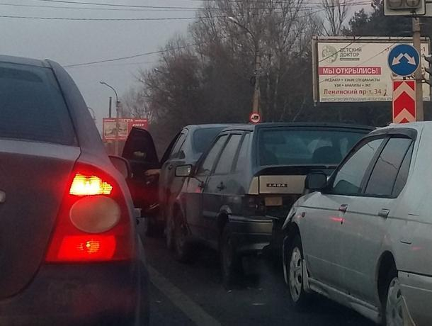 Скользкие ДТП парализовали дороги в Воронеже пробками Скользкие ДТП парализовали дороги в Воронеже пробками