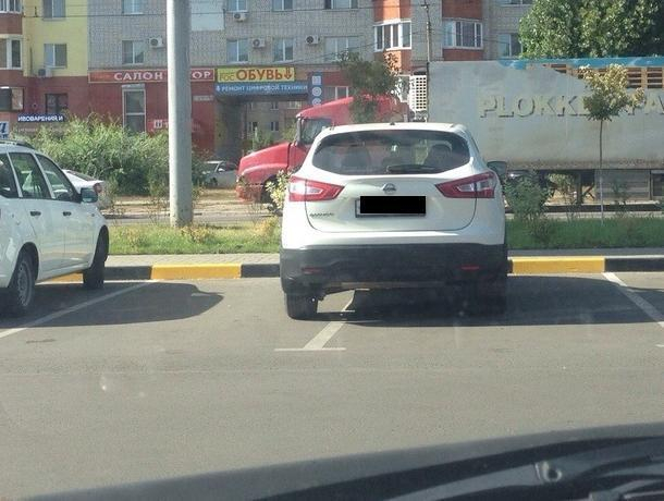 Воронежцы потешились над способностью девушки парковаться Воронежцы потешились над способностью девушки парковаться