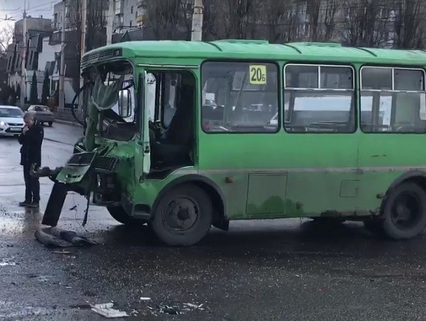 На видео попал момент жуткого столкновения маршрутки с грузовиком в Воронеже На видео попал момент жуткого столкновения маршрутки с грузовиком в Воронеже