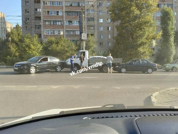 В Воронеже трое водителей устроили «паровозик» на перекрестке В Воронеже трое водителей устроили «паровозик» на перекрестке