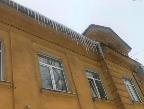 В Воронеже прокуратура заставила директоров школ очистить крыши от сосулек В Воронеже прокуратура заставила директоров школ очистить крыши от сосулек