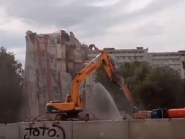 Эпичные кадры сноса «дома под тряпкой» в Воронеже показали на видео Эпичные кадры сноса «дома под тряпкой» в Воронеже показали на видео