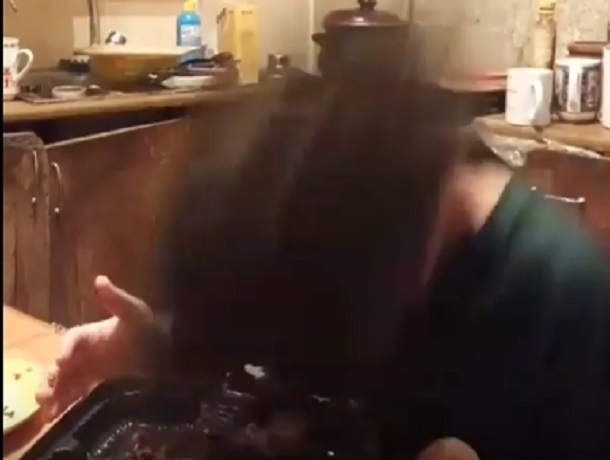 Бьющуюся головой об торт девушку сняли на видео в Воронеже Бьющуюся головой об торт девушку сняли на видео в Воронеже