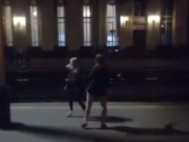 Ночной танец под звук объявлений на вокзале попал на видео в Воронеже Ночной танец под звук объявлений на вокзале попал на видео в Воронеже