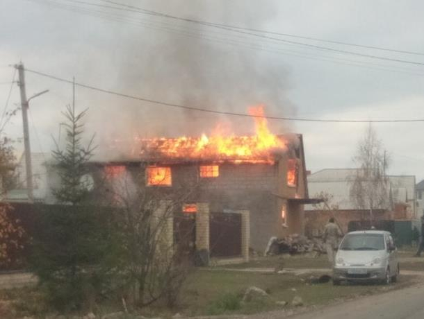 Охваченный огнем частный дом сняли под Воронежем Охваченный огнем частный дом сняли под Воронежем