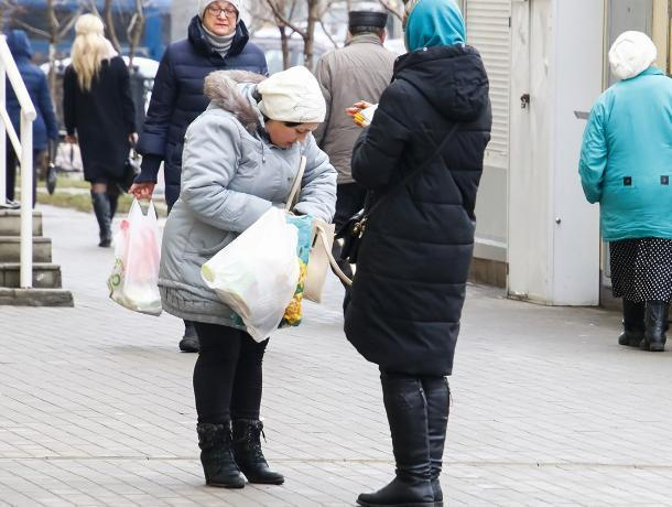 Воронежцев встревожили женщины, раздающие на улице церковные свечи Воронежцев встревожили женщины, раздающие на улице церковные свечи