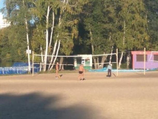 Воронежцы вернули лето полуголой игрой в волейбол Воронежцы вернули лето полуголой игрой в волейбол