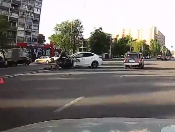 Последствия встречи Mazda с ковшом трактора сняли в Воронеже Последствия встречи Mazda с ковшом трактора сняли в Воронеже