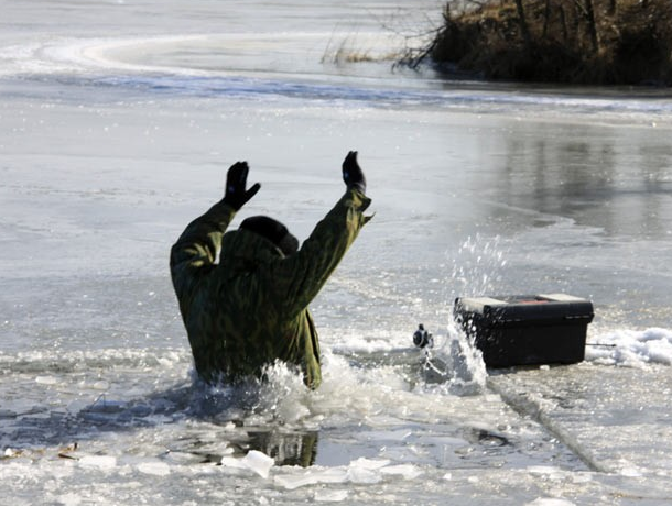 Из воронежского водоема достали первую жертву зимней рыбалки Из воронежского водоема достали первую жертву зимней рыбалки