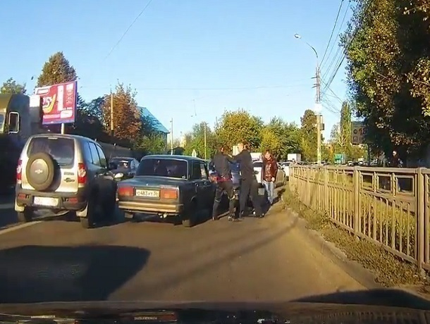 Жестокая драка воронежских водителей после ДТП попала на видео Жестокая драка воронежских водителей после ДТП попала на видео