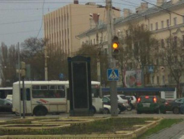 Стала известна причина поломки «умного» светофора в Воронеже Стала известна причина поломки «умного» светофора в Воронеже