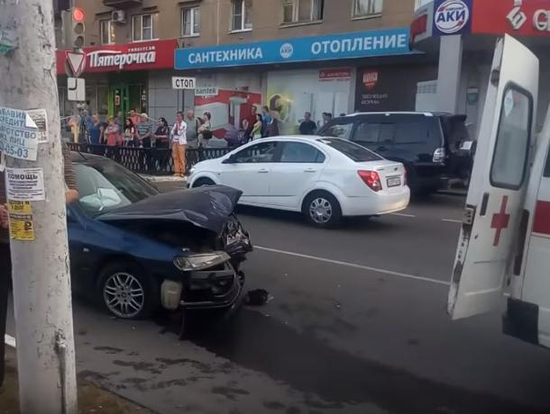 В Воронеже девушка и женщина пострадали в аварии на перекрестке В Воронеже девушка и женщина пострадали в аварии на перекрестке
