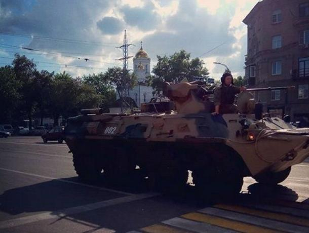 Задумчивого военного на БМП сфотографировали в центре Воронежа Задумчивого военного на БМП сфотографировали в центре Воронежа