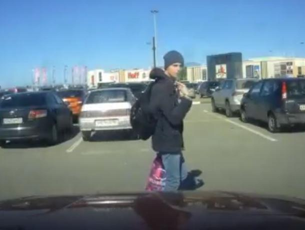 В Воронеже сняли на видео угрожающего «отсечением головы» попрошайку В Воронеже сняли на видео угрожающего «отсечением головы» попрошайку