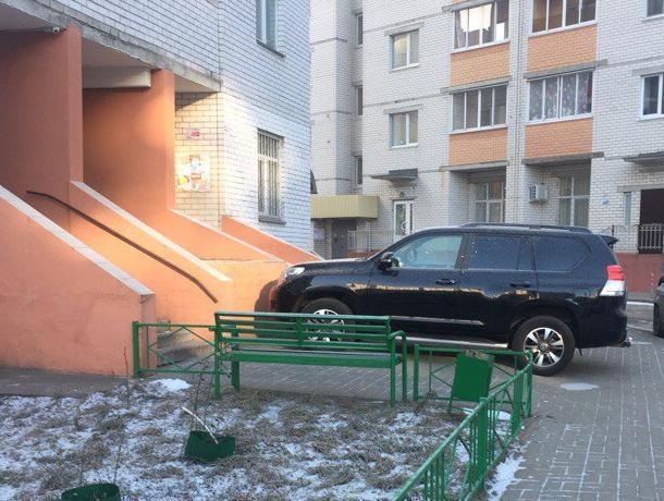 Жители Воронежа вступились за водителя, по-хамски припарковавшего внедорожник Жители Воронежа вступились за водителя, по-хамски припарковавшего внедорожник