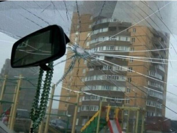 В Воронеже водителю в лобовое стекло прилетел «подарок» в виде молотка В Воронеже водителю в лобовое стекло прилетел «подарок» в виде молотка
