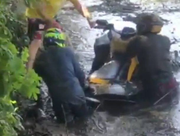 Спасение квадроцикла из грязи показали на видео в Воронеже Спасение квадроцикла из грязи показали на видео в Воронеже