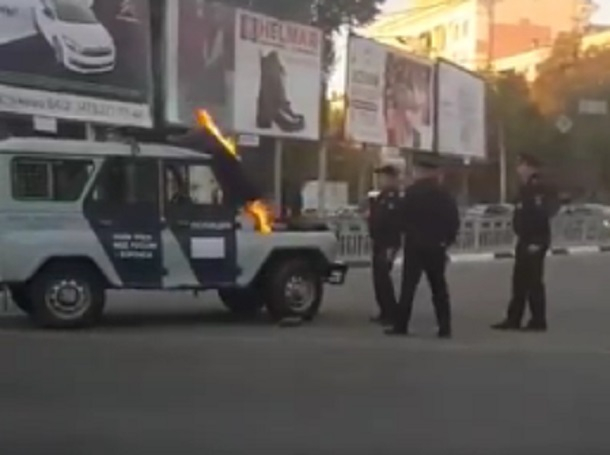 Возгорание полицейской машины сняли на видео в Воронеже Возгорание полицейской машины сняли на видео в Воронеже