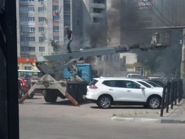 Пылающую на парковке автовышку сфотографировали в Воронеже Пылающую на парковке автовышку сфотографировали в Воронеже