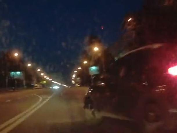 Момент ДТП с пьяным водителем внедорожника попал на видео в Воронеже Момент ДТП с пьяным водителем внедорожника попал на видео в Воронеже