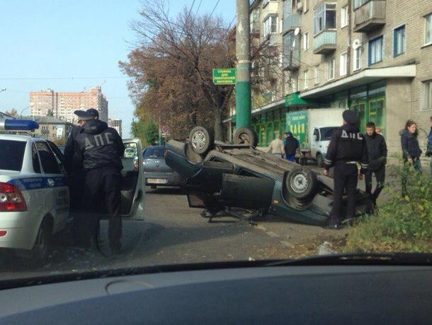 Водителя перевернувшегося автомобиля ловили в Воронеже Водителя перевернувшегося автомобиля ловили в Воронеже