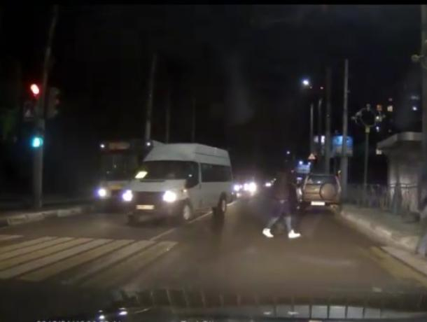 В Воронеже «чудачество» маршрутчика чуть не стоило жизни пешеходам В Воронеже «чудачество» маршрутчика чуть не стоило жизни пешеходам