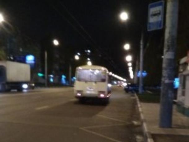Пытавшегося оплатить проезд картой воронежца высадили из автобуса Пытавшегося оплатить проезд картой воронежца высадили из автобуса
