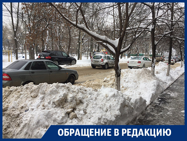 Из-за уборки дорог автомобилисты не могут припарковаться в центре Воронежа Из-за уборки дорог автомобилисты не могут припарковаться в центре Воронежа