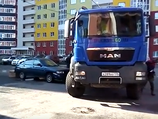 Мешавший мусоровозу автомобиль пострадал в микрорайоне Воронежа Мешавший мусоровозу автомобиль пострадал в микрорайоне Воронежа