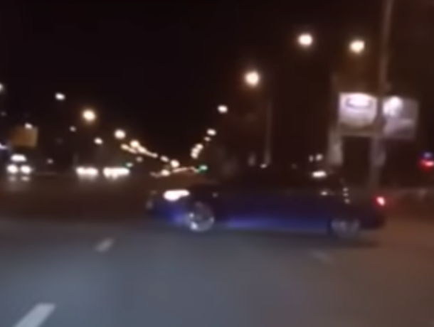 Дерзкие выкрутасы BMW в центре Воронежа попали на видео Дерзкие выкрутасы BMW в центре Воронежа попали на видео