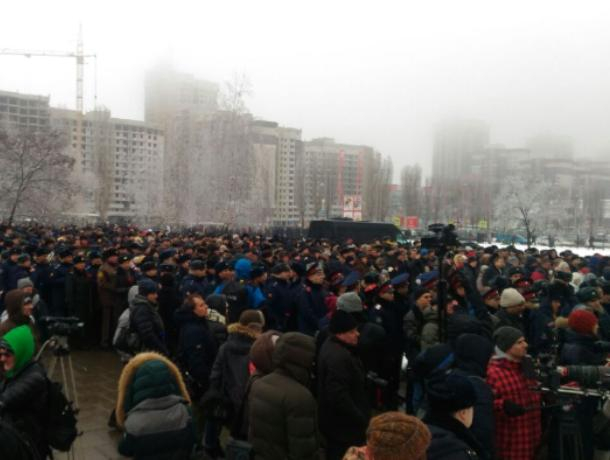 Очередь на прощании с воронежским летчиком достигла двух тысяч человек Очередь на прощании с воронежским летчиком достигла двух тысяч человек