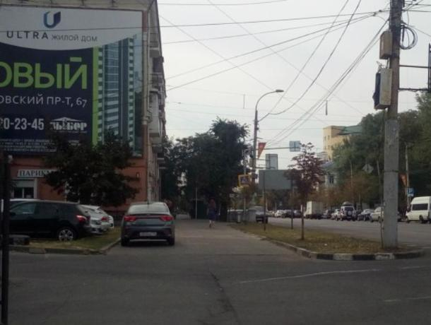 Воронежские автомобилисты устроили парковку на тротуаре в центре города Воронежские автомобилисты устроили парковку на тротуаре в центре города