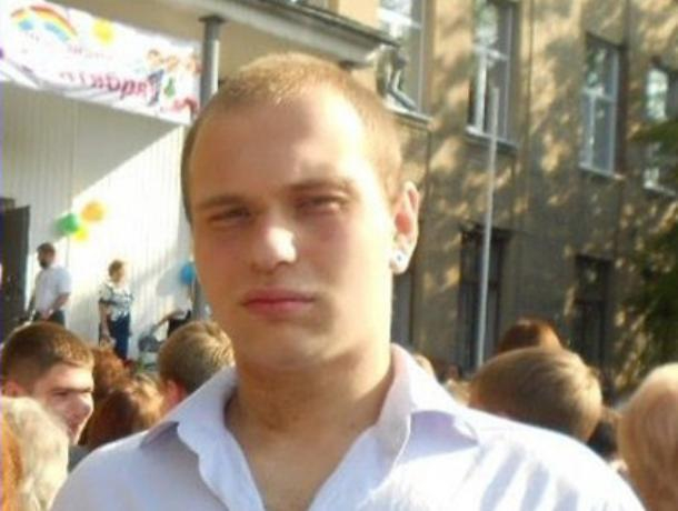 В Воронеже три недели ищут пропавшего молодого парня с татуировками В Воронеже три недели ищут пропавшего молодого парня с татуировками