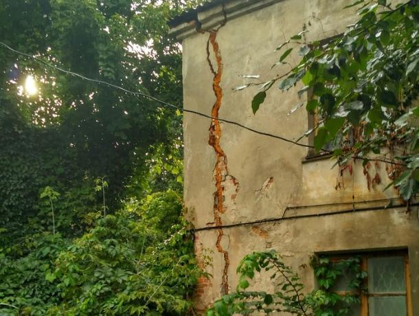 Капитальный ремонт трещины с помощью строительной пены показал на фото воронежец Капитальный ремонт трещины с помощью строительной пены показал на фото воронежец