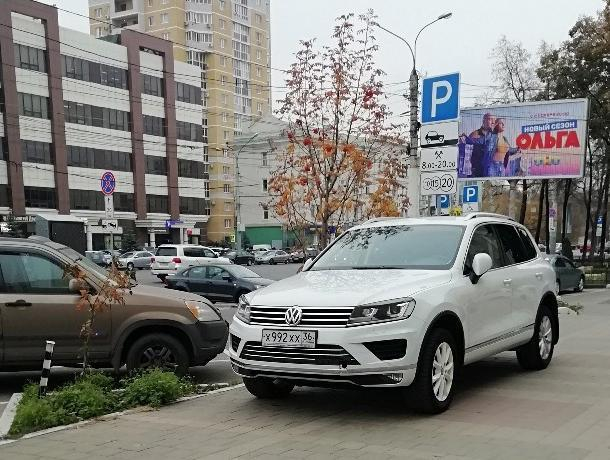 Внедорожники с блатными номерами показали, как экономить на парковке в Воронеже Внедорожники с блатными номерами показали, как экономить на парковке в Воронеже
