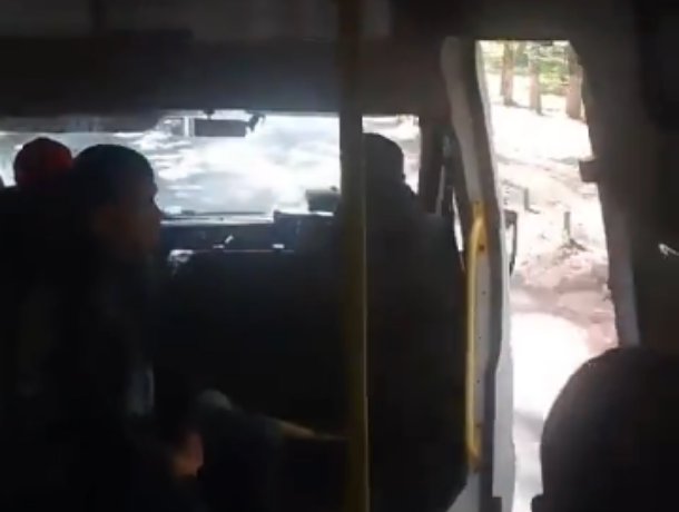 Опасную поездку «с ветерком» показали из салона маршрутки в Воронеже Опасную поездку «с ветерком» показали из салона маршрутки в Воронеже