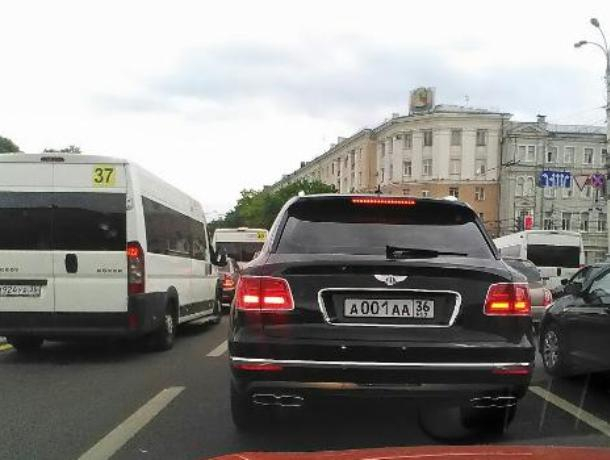 Bentley первого чиновника за 20 млн сфотографировали в Воронеже Bentley первого чиновника за 20 млн сфотографировали в Воронеже