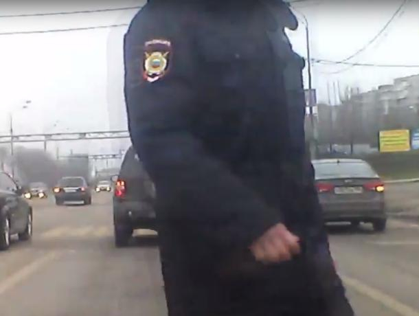 Воронежец в форме подставил себя, выложив запись видеорегистратора в Сеть Воронежец в форме подставил себя, выложив запись видеорегистратора в Сеть