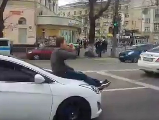 Пьющий алкоголь парень прокатился на капоте иномарки в центре Воронежа Пьющий алкоголь парень прокатился на капоте иномарки в центре Воронежа