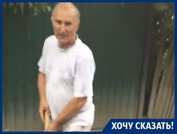 Пенсионерам вручную приходится выравнивать дорогу в Воронеже Пенсионерам вручную приходится выравнивать дорогу в Воронеже