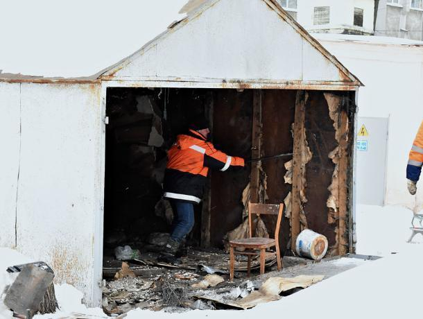 В Воронеже нашли оружие во время демонтажа брошенного гаража В Воронеже нашли оружие во время демонтажа брошенного гаража