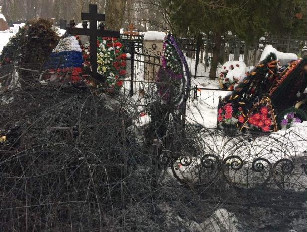 Могила Героя России Романа Филипова сгорела на 40-й день в Воронеже Могила Героя России Романа Филипова сгорела на 40-й день в Воронеже
