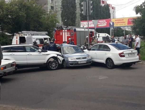Ноги пассажирки Ford зажало в результате ДТП на воронежском перекрестке Ноги пассажирки Ford зажало в результате ДТП на воронежском перекрестке