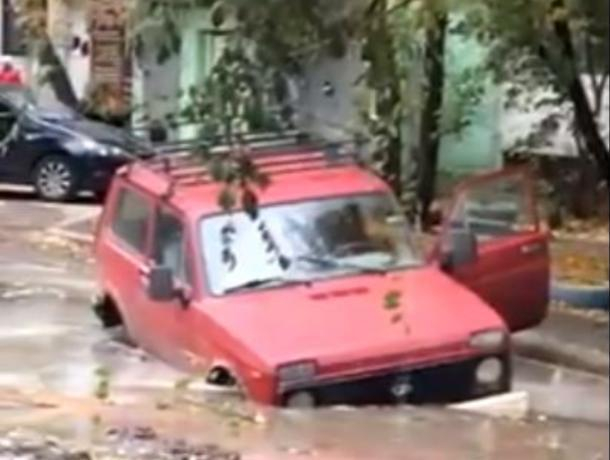 В Воронеже «Нива» утонула в луже во дворе многоэтажки В Воронеже «Нива» утонула в луже во дворе многоэтажки
